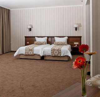 Отель Hotel Kalina Palace Трявна Двухместный номер с 2 отдельными кроватями и видом на горы-2