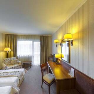 Отель Hotel Kalina Palace Трявна Двухместный номер с 2 отдельными кроватями и видом на город-4